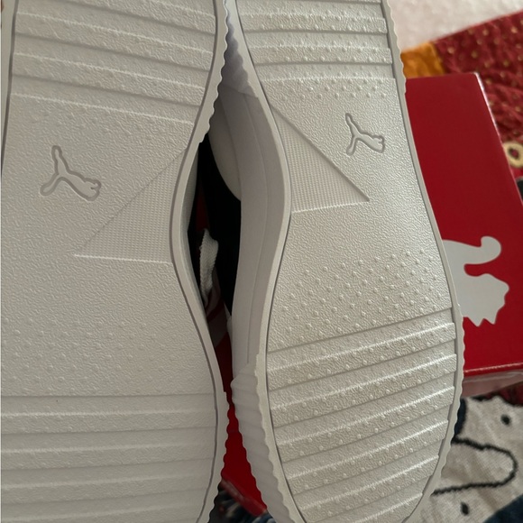 Brand New Never Worn Canvas White/Black with Box Ladies Puma shoe size (9). - Picture 6 of 6